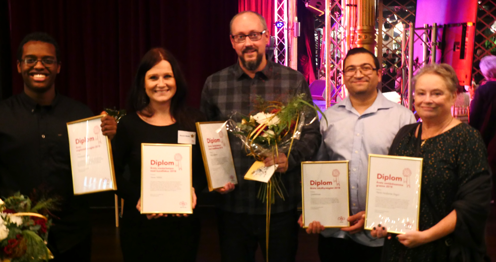 Fem av vinnarna på ÖBO-galan 2018 visar upp sina diplom.
