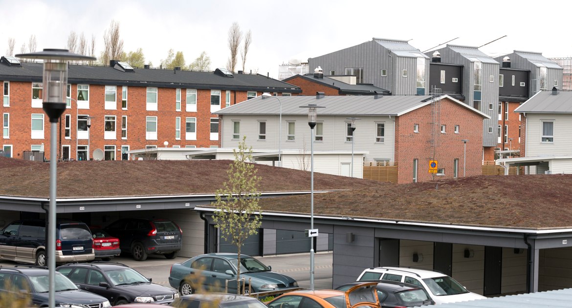 Översikt med parkering, radhus och flerfamiljshus i Varberga.
