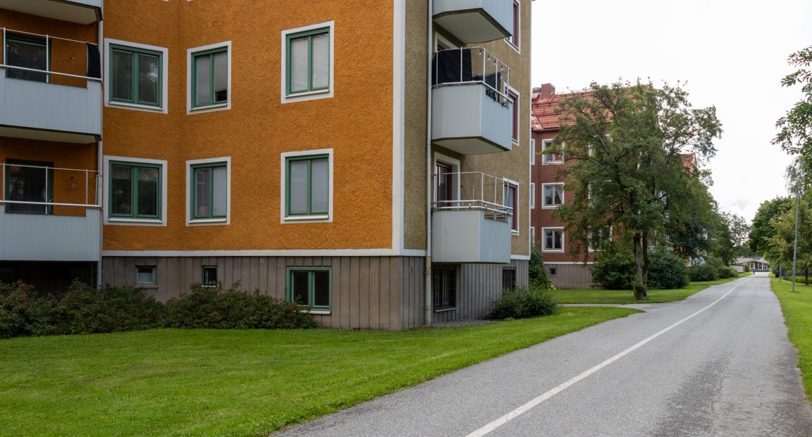 Hus på Östra Vintergatan 82 med fasad i gult och beige.