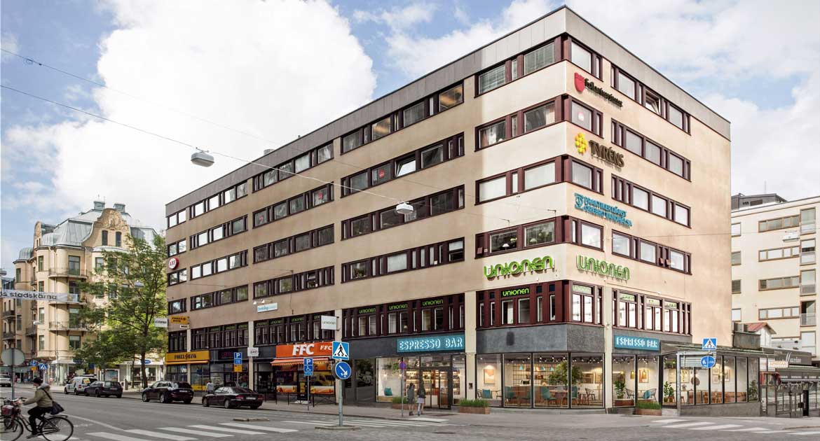 Fastighet på Drottninggatan 38, sex våningar med butiker i bottenplan och kontorsverksamhet på de andra planen.