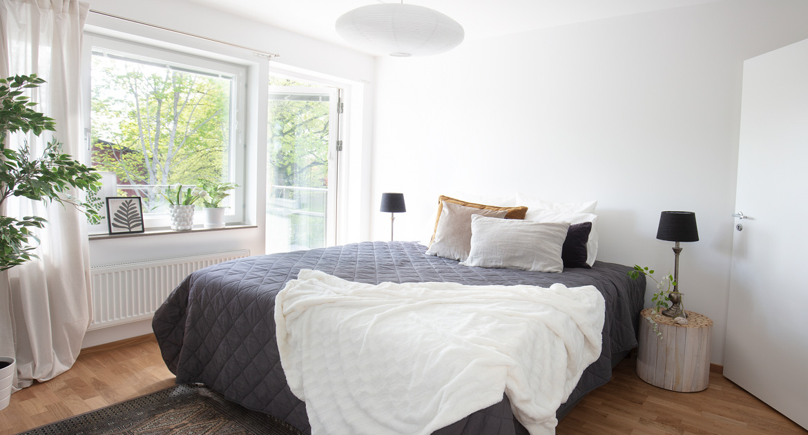 Foto: interiörbild kv Måsen, sovrum med balkong