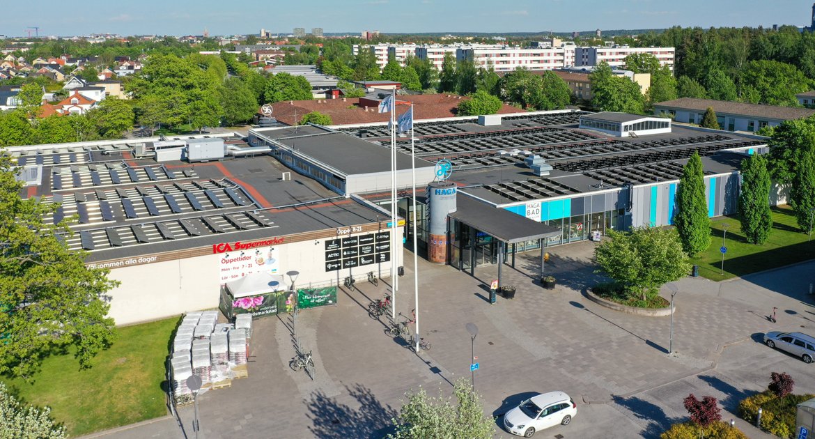 Haga centrum snett från ovan med solceller på taket.