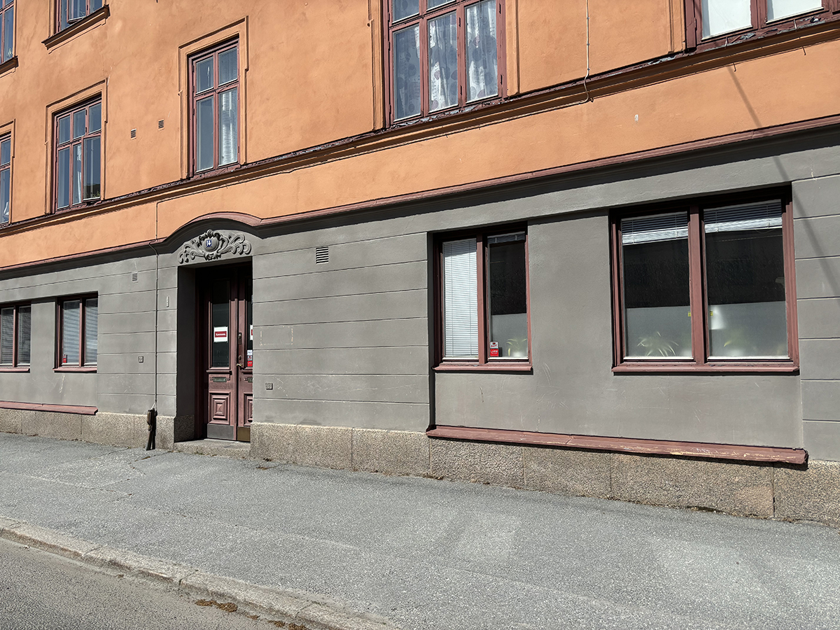 Entré och fönster till lokal på Karlslundsgatan 16.