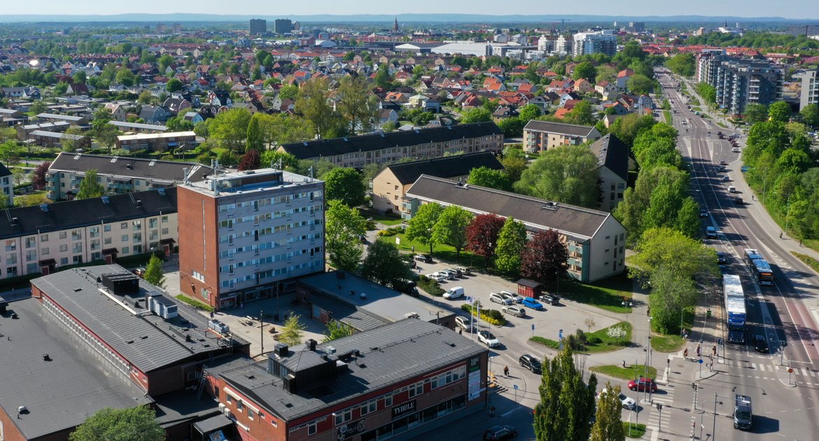 Tybble torg sett från ovan med vinkel in om Örebro city.