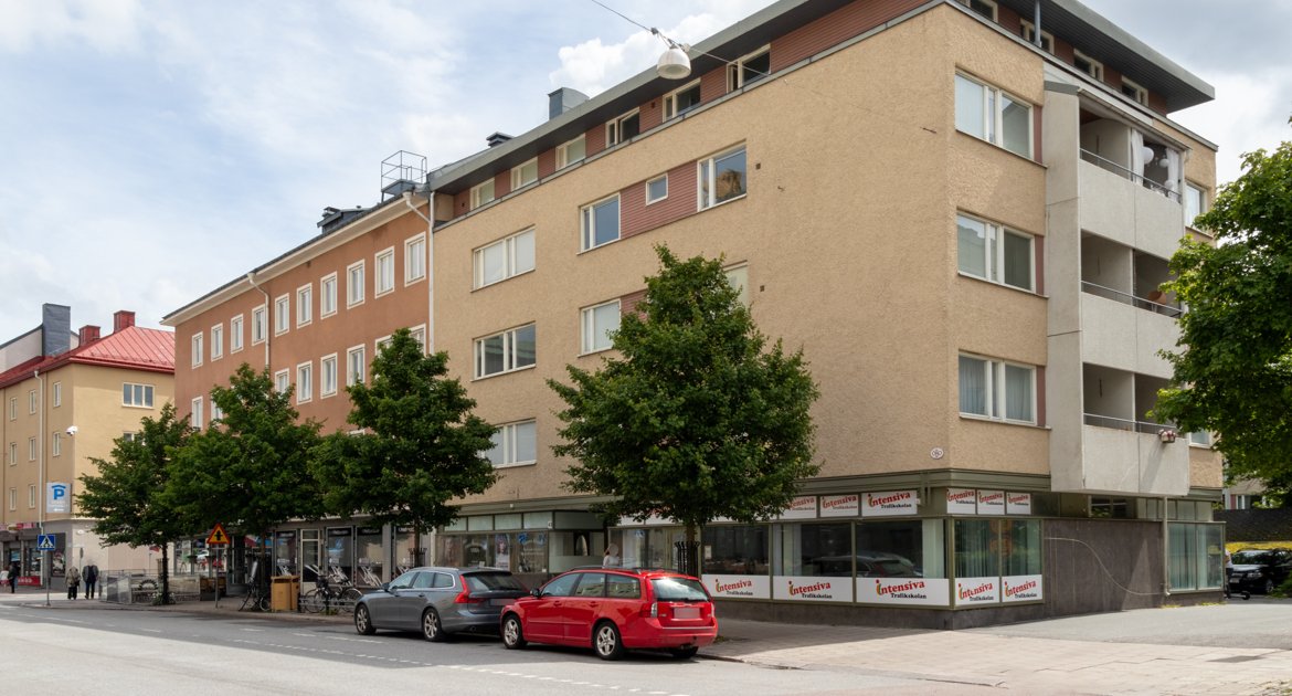 Fastighet på Drottninggatan 43 med lokaler i bottenplan.