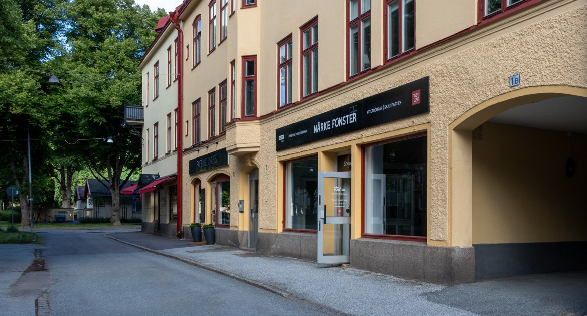 Sekelskifteshus på Oskarsvägen med lägenheten och lokaler i markplan.