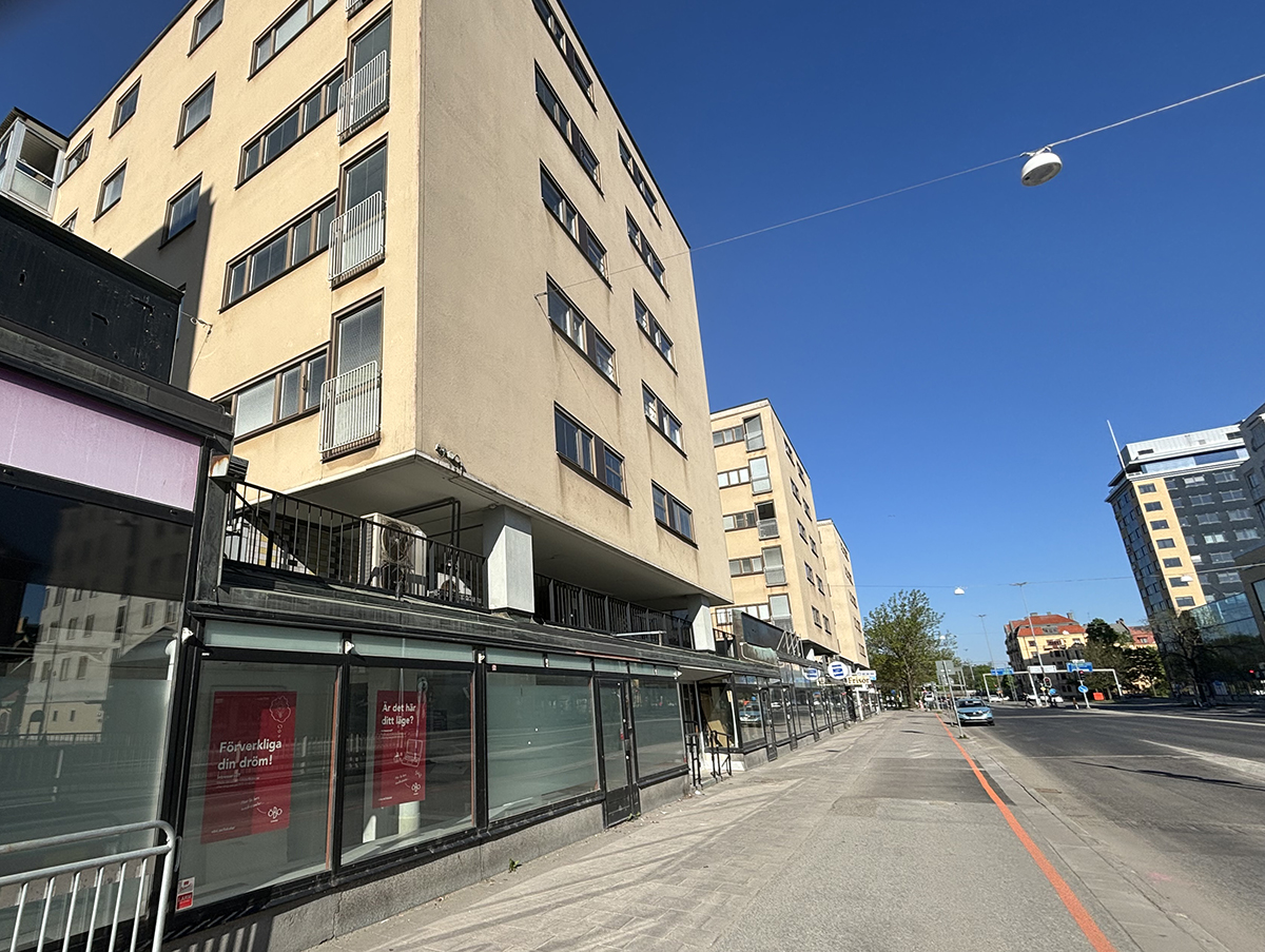 Rudbecksgatan i Örebro med cykelväg och butiker längs gatan.