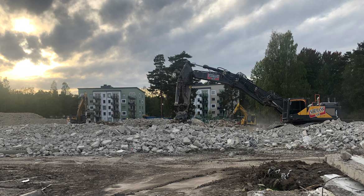 Grävmaskin och betongrester på Grankottevägen.