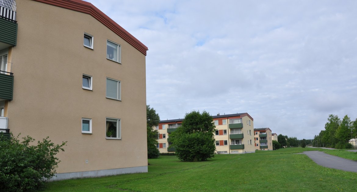 Exteriörbild med flera hus på Tengvallsgatan, med stor gräsmatta