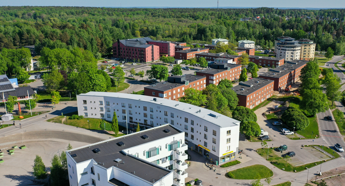 Översiktsbild över campus och Studentgatan vid Örebro universitet.