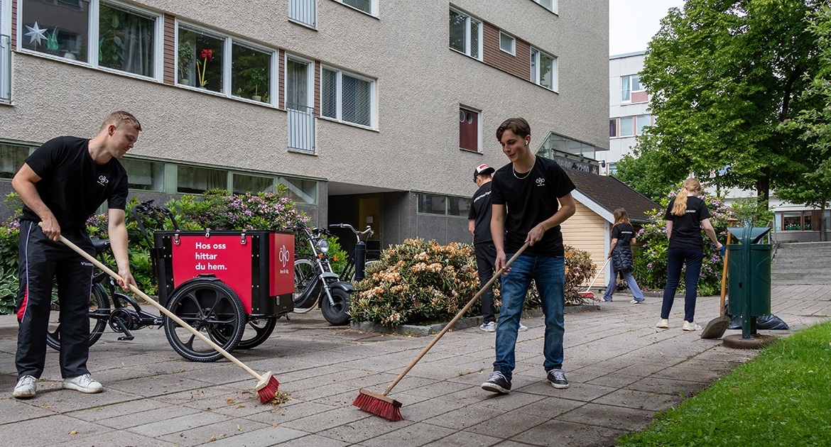 Feriepraktikant som städar på gård i centrala Örebro