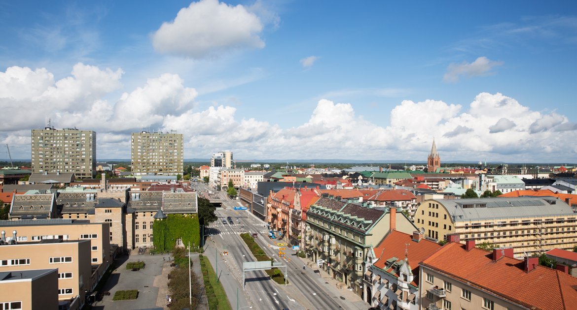 Utsikt över ett soligt Örebro, med Krämarhusen i fonden.