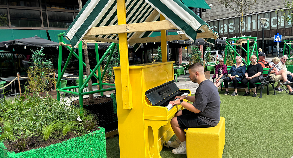 Sommaraktivitet på södercity, med pianospel