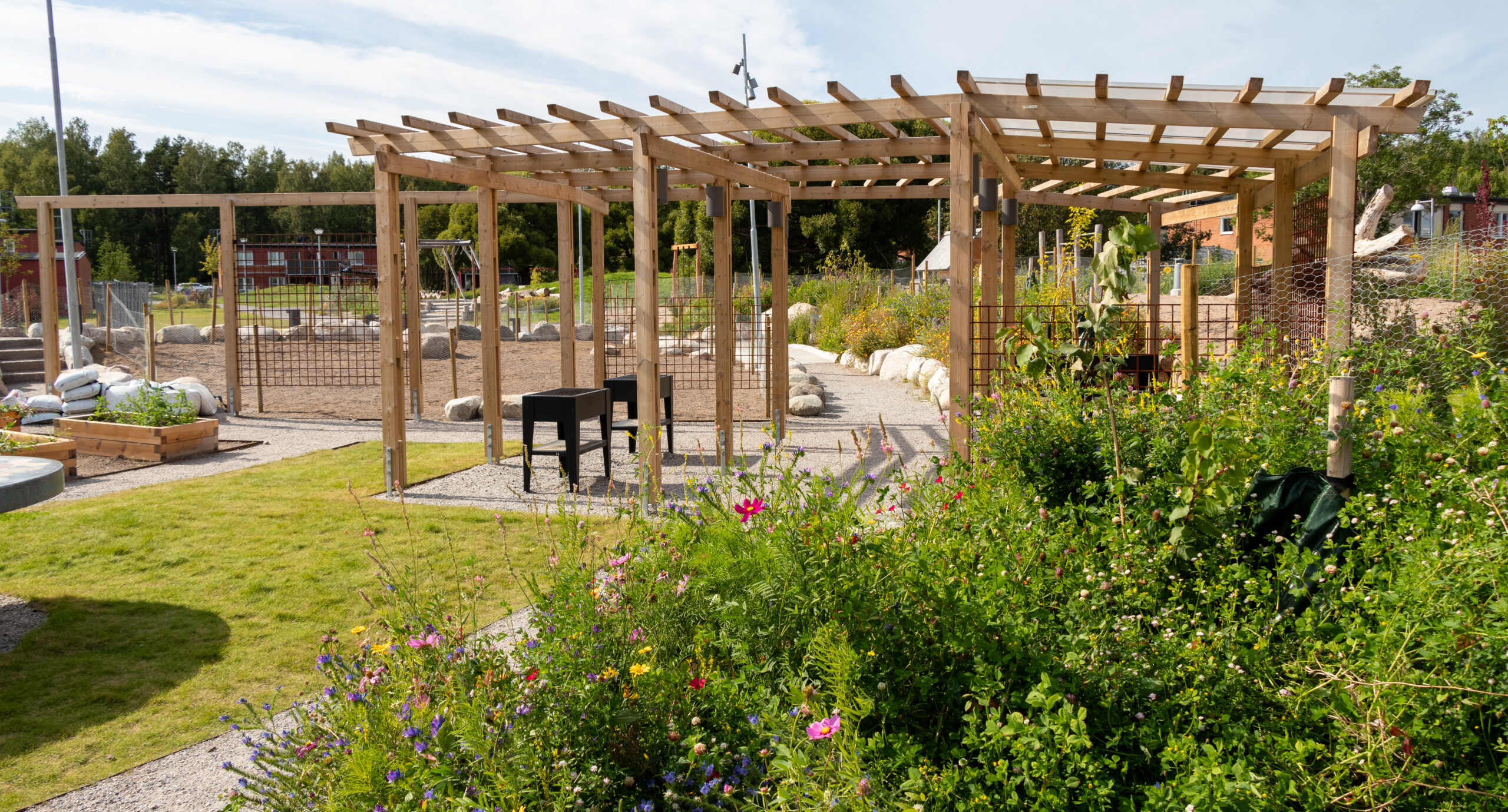 Grön gård med pergola i Vivalla