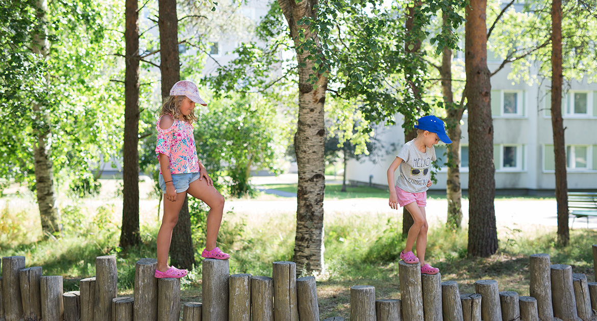 Barn som går balansgång i lekpark